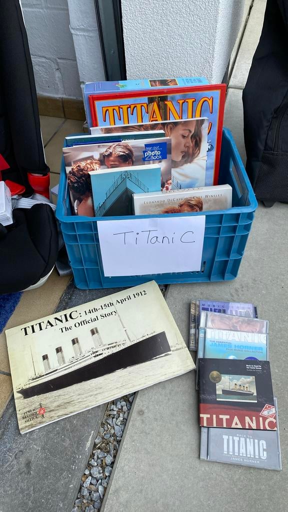 Titanic: lot van boeken, puzzel, CD’s…, Ophalen