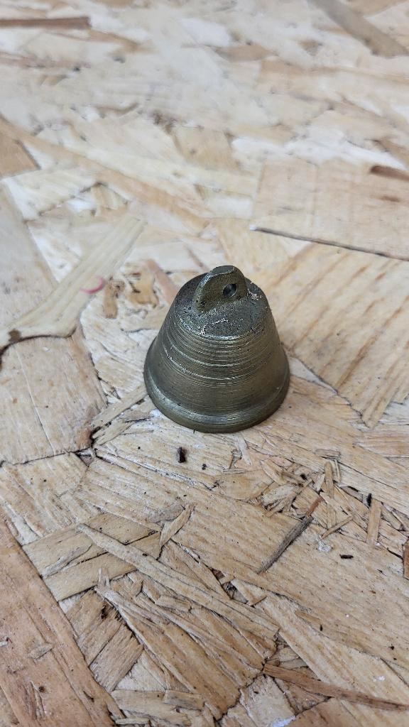 Petite cloche en laiton – style primitif / vintage – 4,5 cm, Antiquités & Art, Antiquités | Bronze & Cuivre, Enlèvement