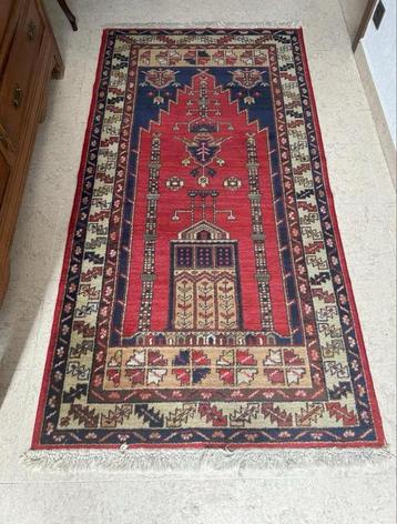 Beau tapis en laine en très bon état 1,90m x 98cm disponible aux enchères