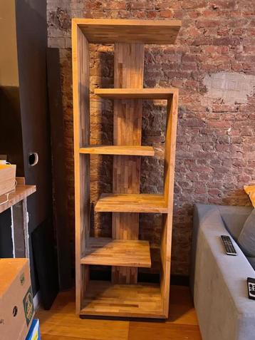 Design boekenkast in massief hout beschikbaar voor biedingen