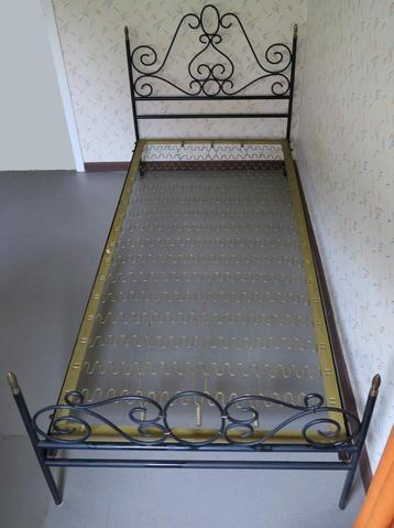 Lit en fer forgé (200 x 95 x 32 cm) + sommier à donner, Enlèvement, Utilisé, Une personne