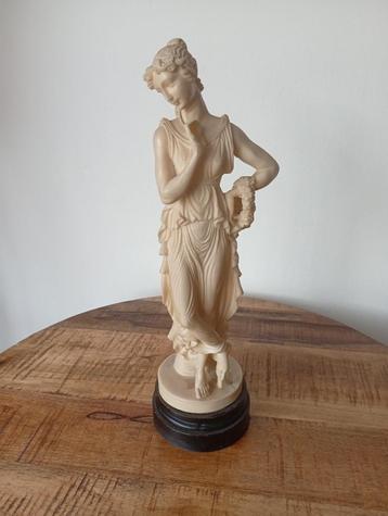 Marmer composiet beeld van Aphrodite beschikbaar voor biedingen