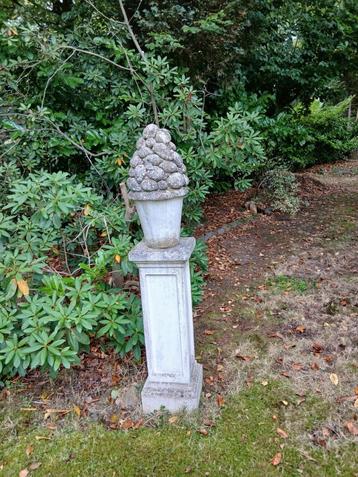 Stenen tuinornament op sokkel – klassiek model beschikbaar voor biedingen