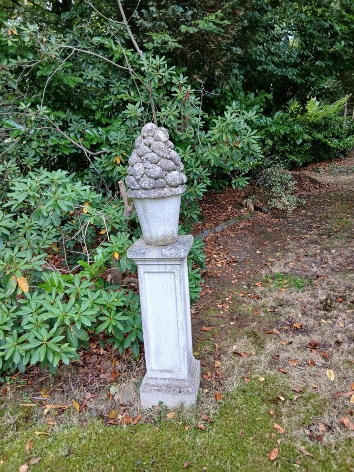 Stenen tuinornament op sokkel – klassiek model, Tuin en Terras, Tuinbeelden, Gebruikt, Steen, Ophalen