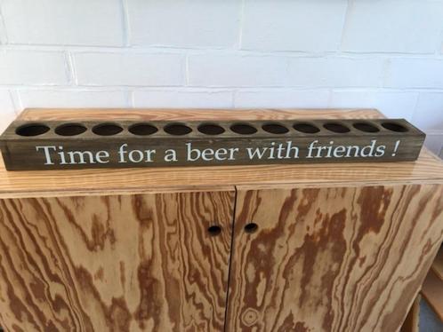 Houten tray met opschrift “Time for a beer with friends!”, Huis en Inrichting, Woonaccessoires | Dienbladen, Ophalen