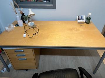 Bureau met laadblok beschikbaar voor biedingen