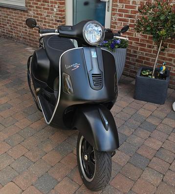 Prachtige Vespa 300 GTS Super Sport met alarm + accesoires 