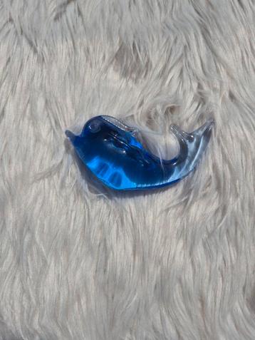 Glazen dolfijn beschikbaar voor biedingen