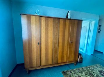 Grote houten dubbele kledingkast beschikbaar voor biedingen