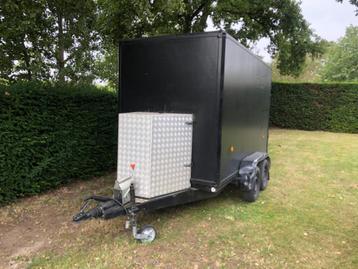 gesloten aanhangwagen beschikbaar voor biedingen