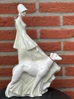 prachtig porseleinen sculptuur vrouw met windhond, Antiek en Kunst, Ophalen of Verzenden