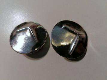 Paar ronde zilverkleurige moderne oorbellen beschikbaar voor biedingen