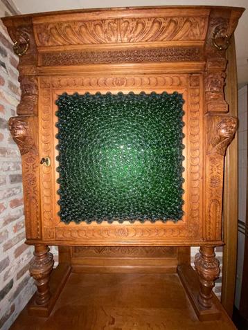 Antieke kast met groen glas en leeuwenkoppen  beschikbaar voor biedingen