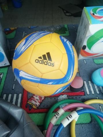 Bal van het merk Adidas (maat 5) in leer. Goede conditie beschikbaar voor biedingen
