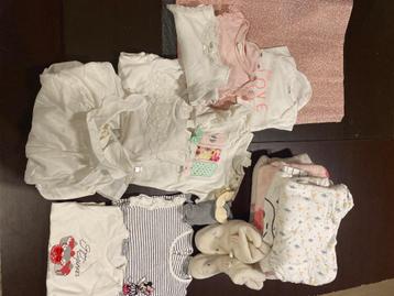 Kleren meisje beschikbaar voor biedingen
