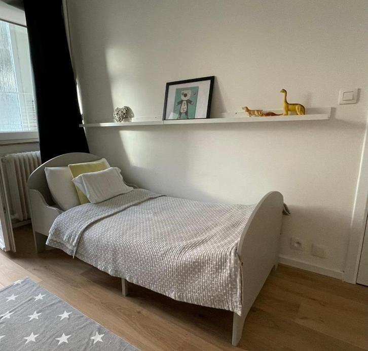 Lichtgrijs houten evoluerend kinderbed met lattenbodem, Kinderen en Baby's, Kinderkamer | Bedden, Zo goed als nieuw, Lattenbodem