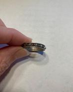 Ring met paarse pareltjes in een ring (geen zilver), 18 tot 19, Gebruikt, IJzer of Staal, Ophalen of Verzenden