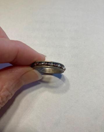 Ring met paarse pareltjes in een ring (geen zilver) beschikbaar voor biedingen