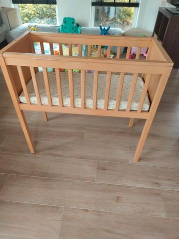 Babywiegje in hout met matras beschikbaar voor biedingen