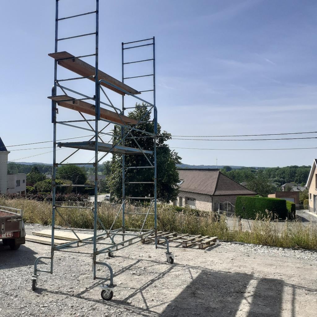 Stelling op wielen. Goede rolstelling. Ongeveer 4.8 m hoog., Doe-het-zelf en Bouw, Ophalen of Verzenden, Gebruikt, Rolsteiger of Kamersteiger