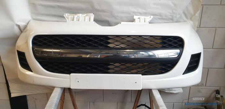 Facelift voorbumper Peugeot 107 52119-0H090 wit chrome origi, Auto-onderdelen, Carrosserie, Bumper, Peugeot, Voor, Gebruikt