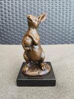 Bronzen beeldje konijntje met paas eitje gemerkt + gieterij, Enlèvement