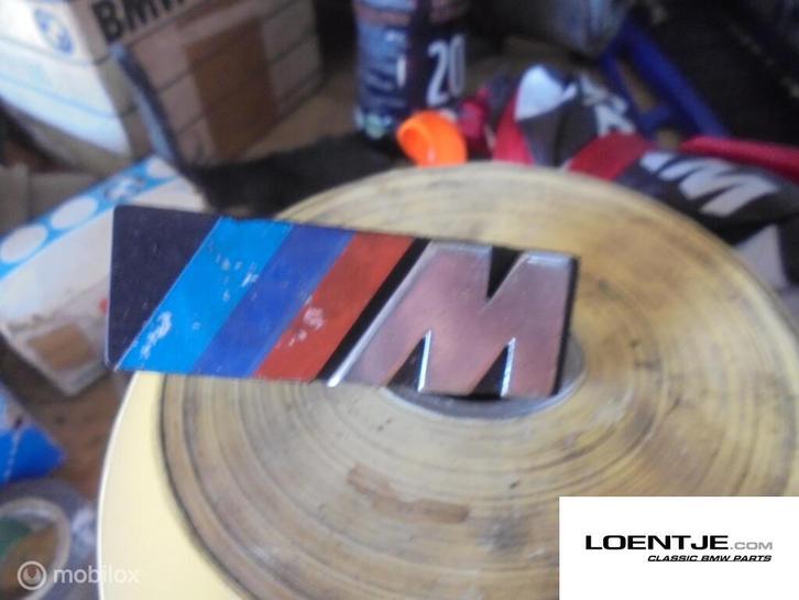 M logo voor in de grill bmw e21 e30 e28 e23 e24 etc, Auto-onderdelen, Klein materiaal, BMW, Gebruikt, Ophalen of Verzenden