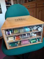 DMC fourniturenkastje gevuld met diverse klosjes garen, Hobby en Vrije tijd, Ophalen of Verzenden