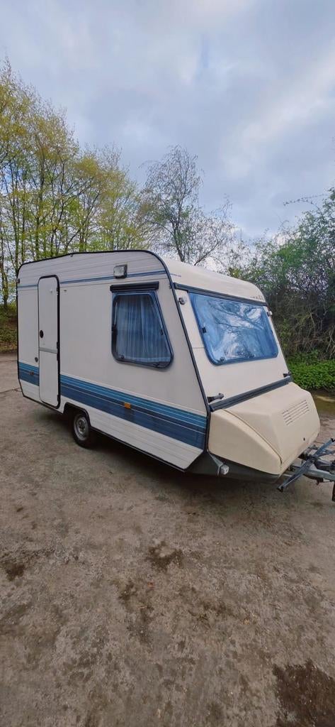 ADRIA-350 TOT 750KG MET VOORTENT BIJ PERFRCTE STAAT, Caravanes & Camping, Caravanes, Particulier, Banquette en rond, Adria, Enlèvement