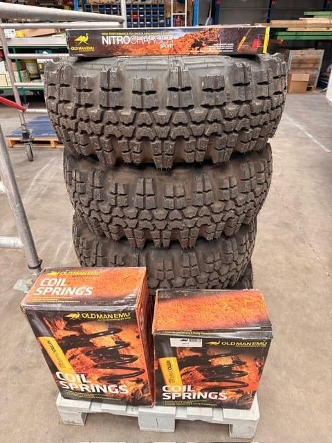 Banden met croome velgen, veringen en schokdempers, 1 pakket, Ophalen, Nieuw, Nissan