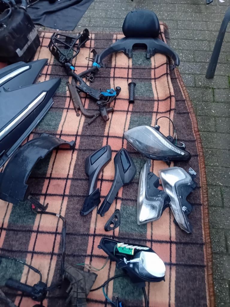 Diverses pieces pour scooter sym evo gts I, Vélos & Vélomoteurs