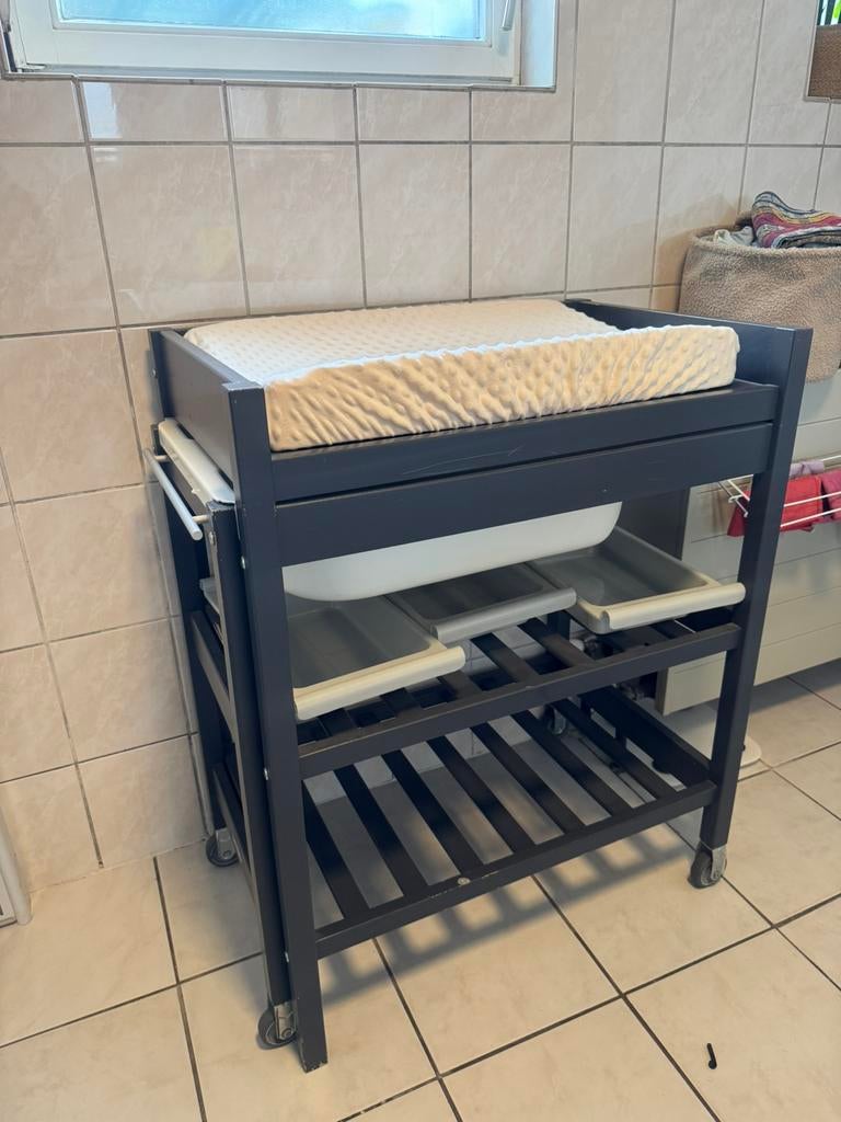 Verzorgingstafel met badje – in goede staat, Enlèvement, Comme neuf, Coussin à langer