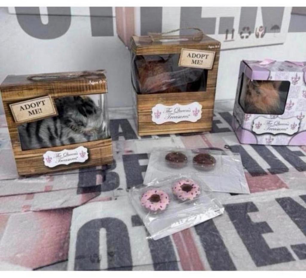 3 poupée chien chat The Queen's Treasures Adopt Me - Queens, Collections, Enlèvement ou Envoi, Neuf, Autres types