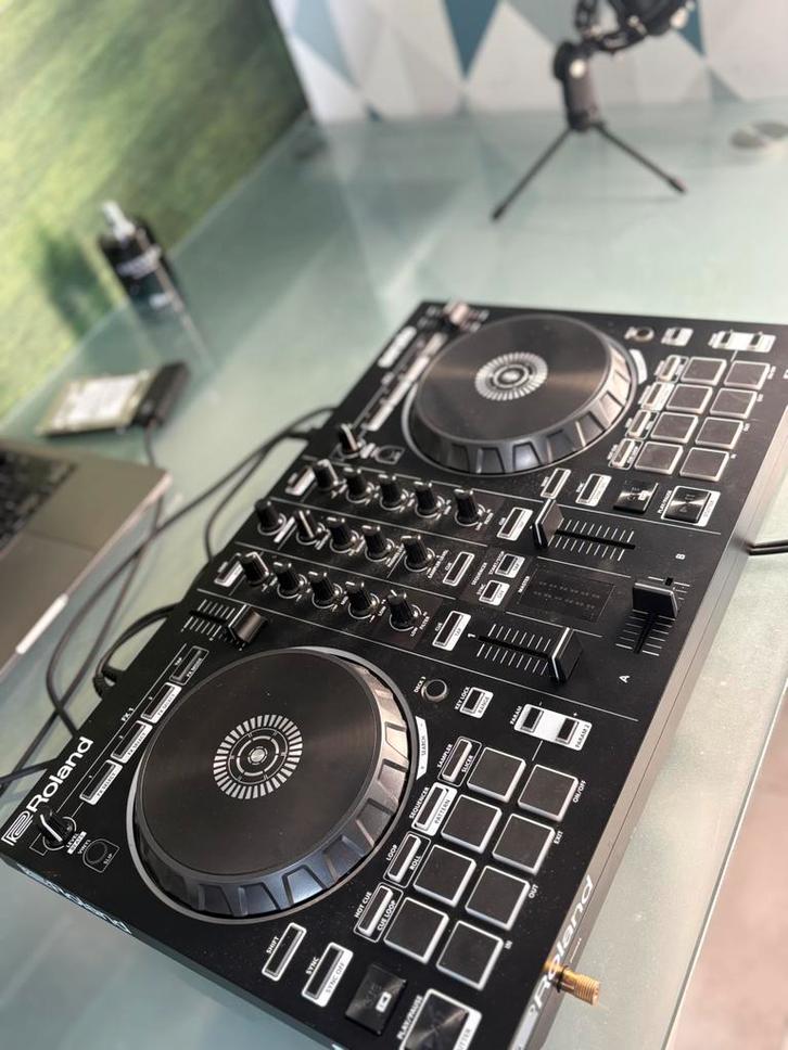 Roland DJ-202 Serato, Muziek en Instrumenten, Dj-sets en Draaitafels, Zo goed als nieuw, Ophalen