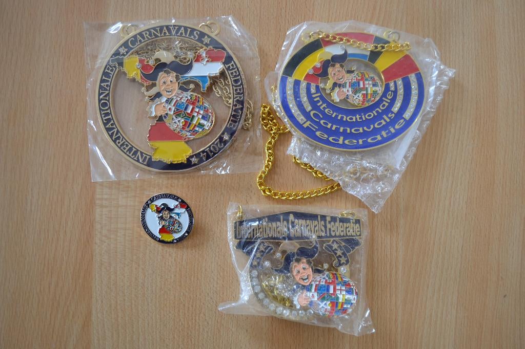 carnaval Internationale Carnavals Federatie  medailles + pin, Collections, Enlèvement ou Envoi, Neuf