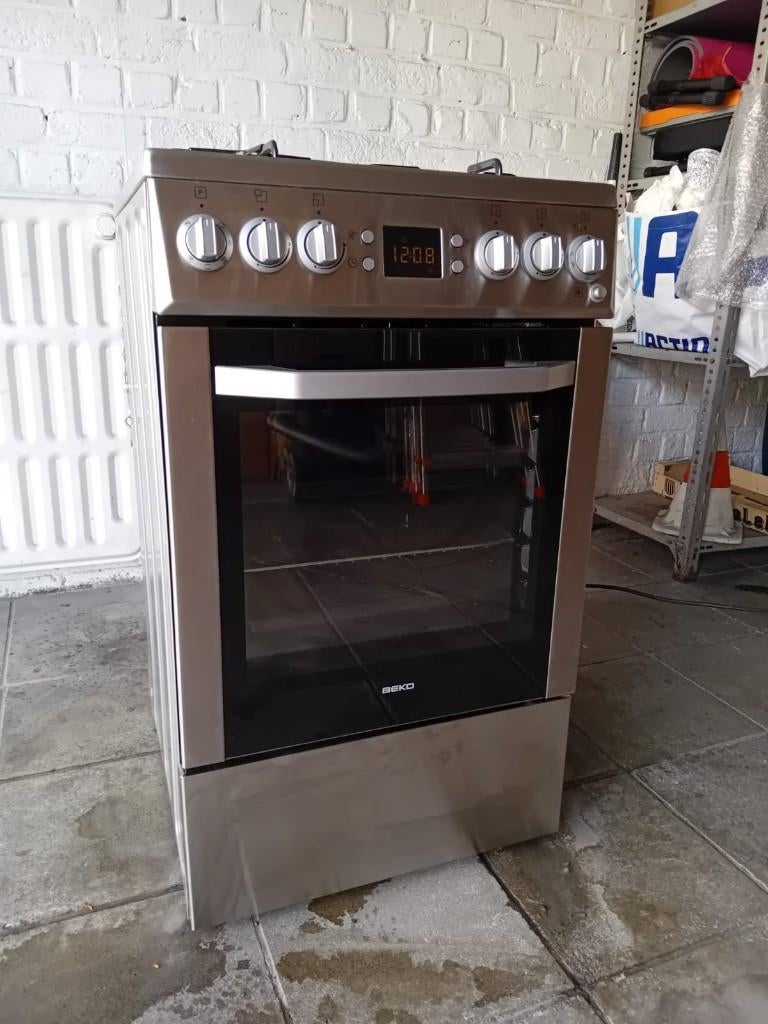 Gasfornuis ( BEKO ), Ophalen, 4 kookzones, Zo goed als nieuw, Energieklasse A of zuiniger