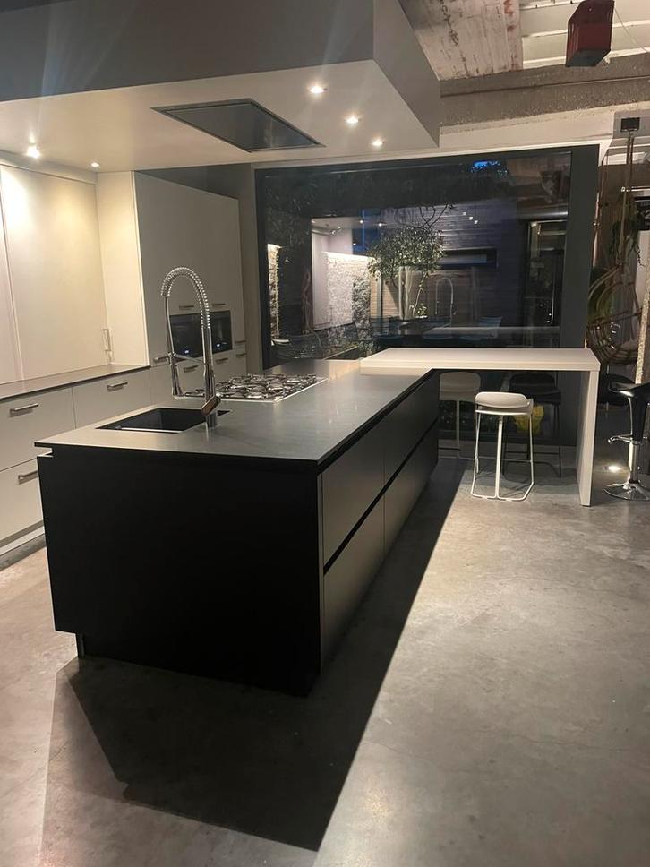 Design keukeneiland met granieten blad + tafel – te koop, Maison & Meubles, Cuisine | Cuisines complètes, Enlèvement