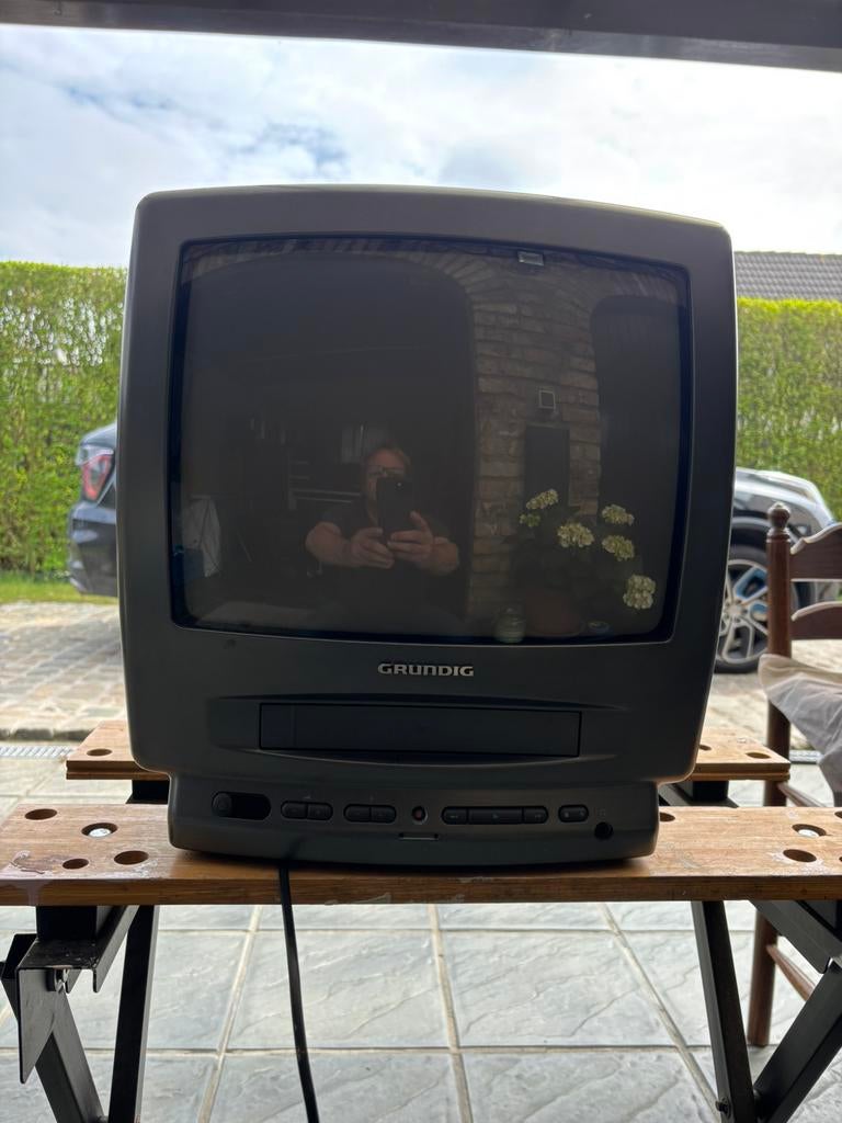Portable tv met ingebouwde VHS videocasettespeler., TV, Hi-fi & Vidéo, Télévisions, Enlèvement, Comme neuf