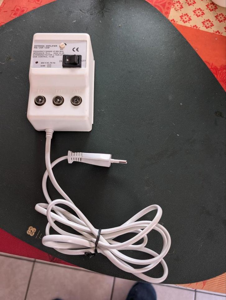ANTENNA AMPLIFIER FM. VHF  UHF 230V, Audio, Tv en Foto, Overige Audio, Tv en Foto, Ophalen of Verzenden