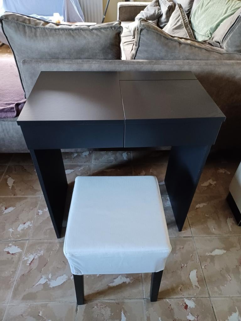 Juwelen/make up tafeltje, Enlèvement