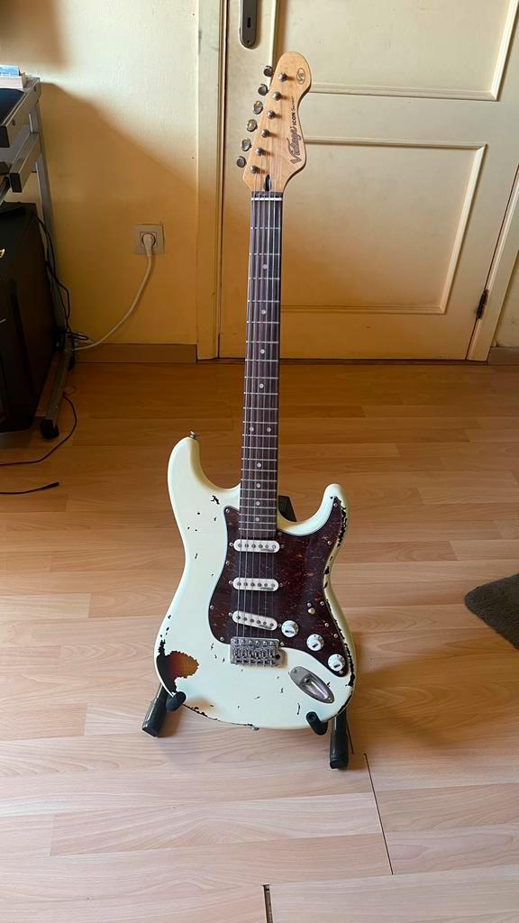 Vintage V6 Distressed White on Sunburst elektrische gitaar, Muziek en Instrumenten, Snaarinstrumenten | Gitaren | Elektrisch, Solid body