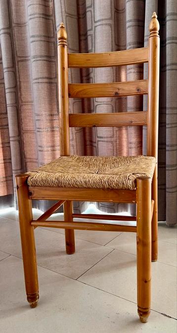 6 grenen stoelen met rieten zitting in goede staat beschikbaar voor biedingen