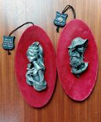 2 fluwelen ovalen hangers vrouw tin les étains du Prince, Antiquités & Art, Antiquités | Étain, Enlèvement ou Envoi