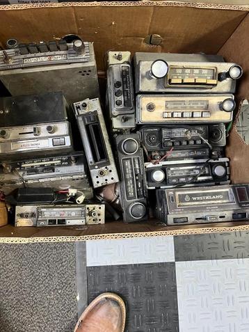 3 dozen met oldtimer radio’s  beschikbaar voor biedingen