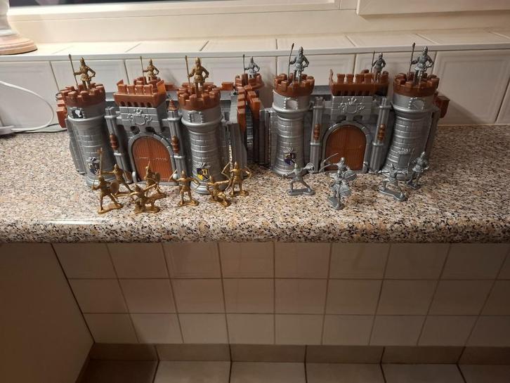 Kasteel en riddertjes in plastiek, Enfants & Bébés, Jouets | Autre, Utilisé, Garçon ou Fille, Enlèvement ou Envoi