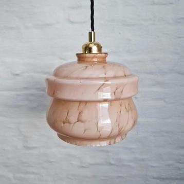 Belle lampe suspendue vintage en verre de Clichy rose pastel