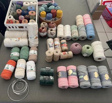 65 pièces pour Macramé  beschikbaar voor biedingen