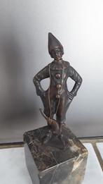 Antiek bronzen Pierrot beeldje op marmeren sokkeltje, Ophalen of Verzenden, Brons