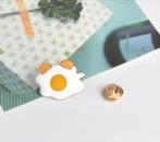 Epingle oeuf au plat émaillé - 27 x 21 mm, Enlèvement ou Envoi, Neuf, Insigne ou Pin's