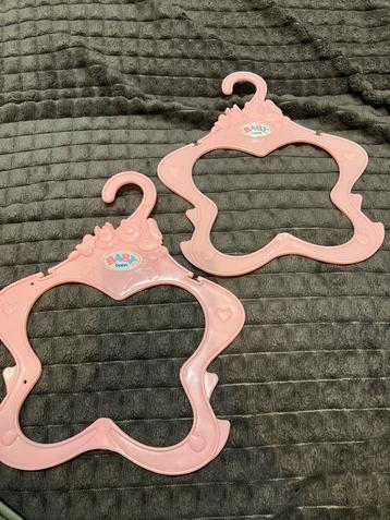 Lot de 2 cintres Baby Born Zapf Creation pour poupée 43 cm, Enlèvement ou Envoi, Comme neuf